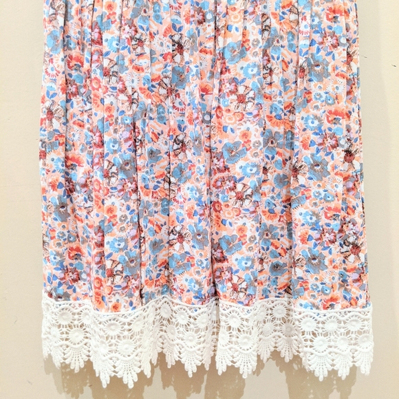 Socialite Floral High Neck Sleeveless Lace… - Picture 5 of 12